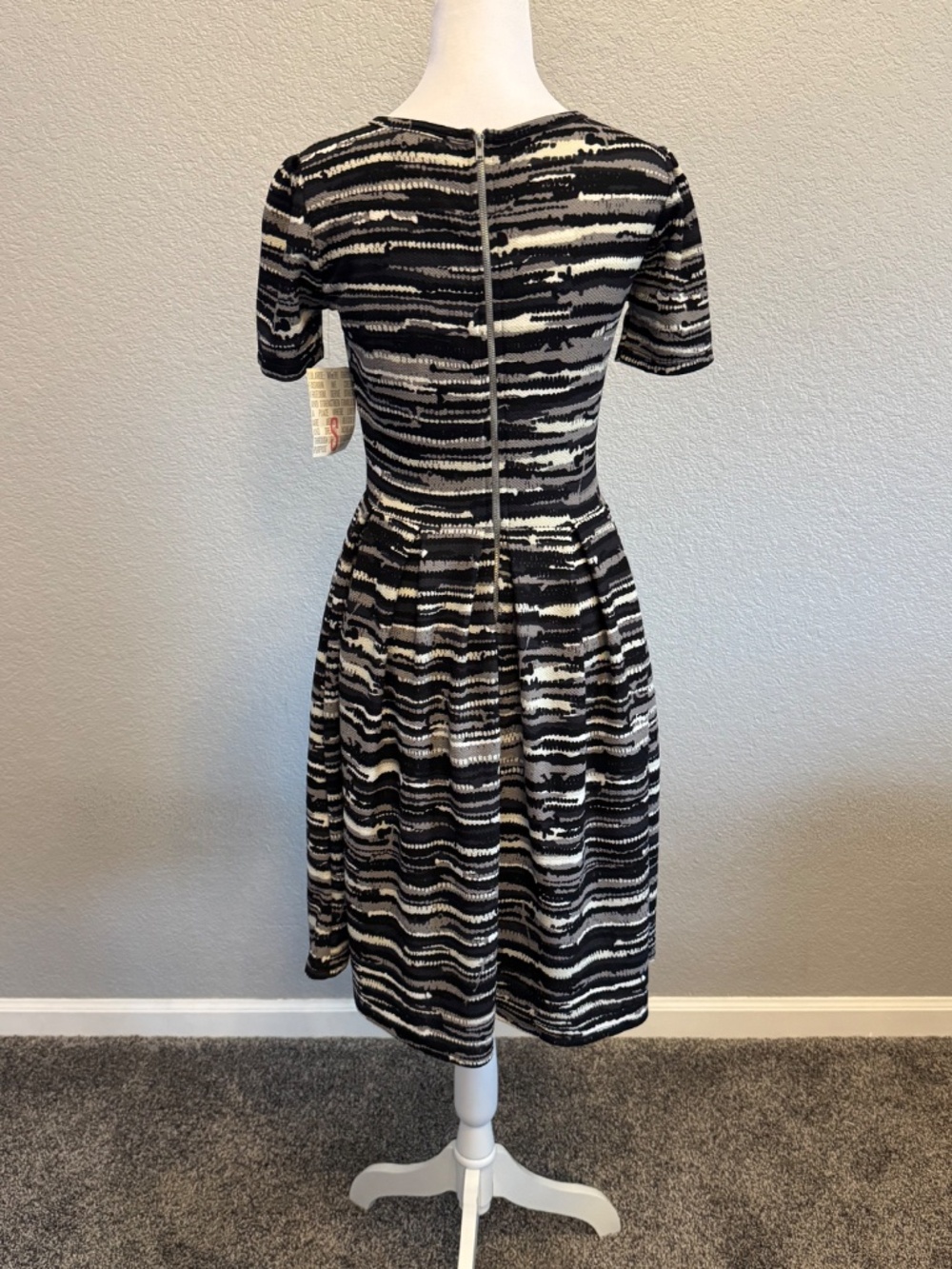 LulaRoe "Amelia" Dress with Pockets - size Small New with Tags - Picture 3 of 10